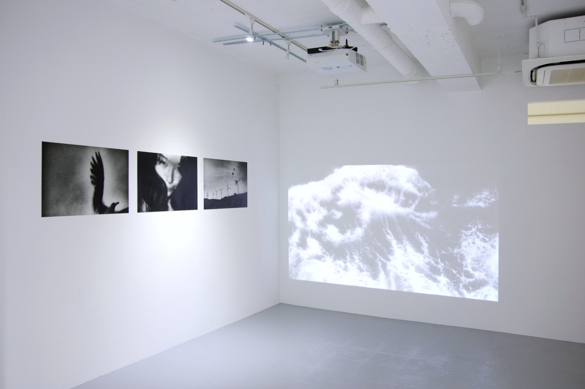 羽撃く間にも渇く水／粒神｜正岡絵理子 作品画像